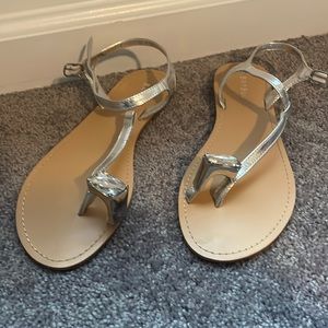 Toe gem silver sandals